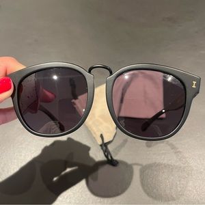 Illesteva Sardinia Sunglasses in Black